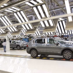 La planta armadora Volkswagen reubicará a los trabajadores que ensamblaban el Beetle a la producción de la camioneta Tiguan.
