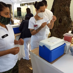 Inician aplicación de vacuna para personal médico y de enfermería que atiende COVID-19