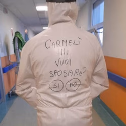 Enfermero pide matrimonio a su novia con ayuda de traje anticovid