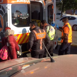 Muere mujer de 50 años por presunto paro cardíaco en la vía pública