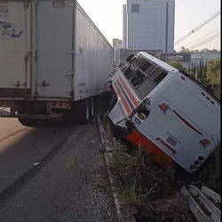 Accidente entre tráiler y camión de la Ruta 65 en la autopista México-Puebla