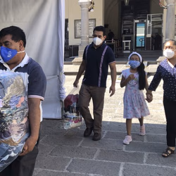 Poblanos acuden con víveres al centro de acopio del SEDIF