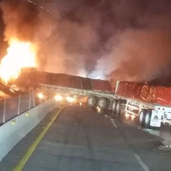 Tráiler incendiándose en el Arco Norte/ Foto: Redes  
