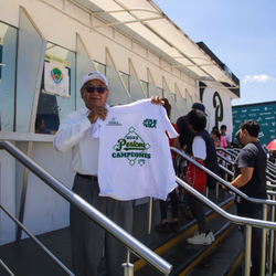 Aficionados de los Pericos recibieron las playeras de campeón prometidas por el gobernador