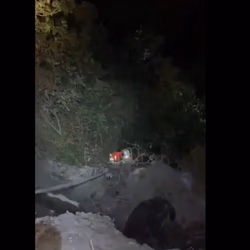 Conductor se va al fondo de una barranca
