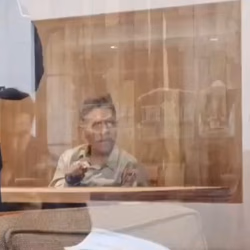 Hombre en situación de calle queda atrapada en la madrugada en el VIPS del Centro Histórico
