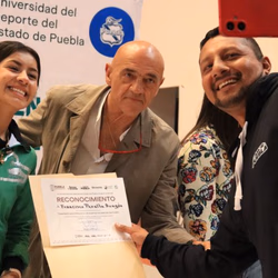 “Chelís” y “La Bonita” unidos por la paz, entregan diplomas a entrenadores