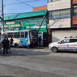 Falla mecánica en microbús provoca aparatoso choque