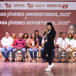 En compañía de Gaby “La Bonita” Sánchez, Tonantzin Fernández entrega becas a jóvenes deportistas y universitarios