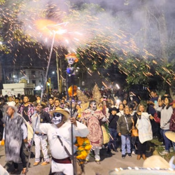 El Desfile de Animeros llenó de magia y color a San Pedro Cholula