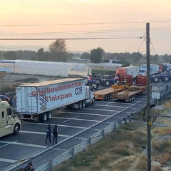 Bloqueo en la Puebla-Orizaba detona choque entre “El Toñín” y Gobernación