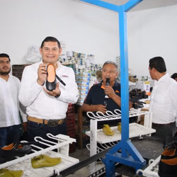 A favor de la economía familiar, Gobierno de Puebla concluye entrega de uniformes y zapatos