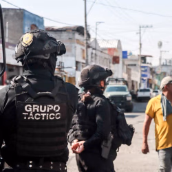 FGE ejecuta cateos en la 46 Poniente; decomisan mercancía sin acreditación legal