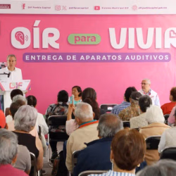 Entrega Ayuntamiento de Puebla 50 aparatos auditivos mediante el programa “Oír para Vivir”
