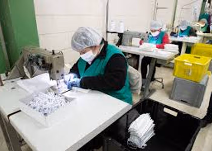 Por ir al trabajo o buscar empleo, 35% de la población no puede quedarse en casa