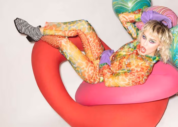 Miley Cyrus y Pedro Sánchez intercambian tuits para luchar contra el Covid