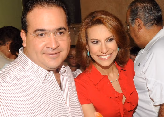 CÓRDOVA, VERACRUZ, 04JULIO2010.- Javier Duarte de Ochoa, candidato de la coalición Veracruz para adelante, acompañado de su esposa Karime Macías Tubilla, acudieron a votar en la casilla electoral marcada con el número 1053 básica, ubicada en la calle Elsa, entre las avenidas 19 y 21 de la ciudad de Córdoba.FOTO: ESPECIAL/CUARTOSCURO.COM
