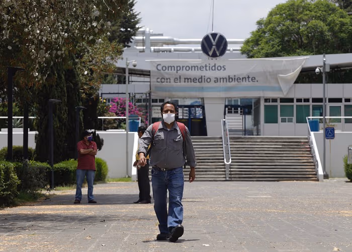 Gobierno estatal, advierte sanción contra VW si se encuentra que opera más de un tercio de su plantilla