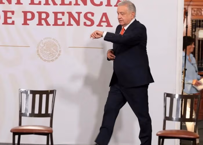 AMLO dice que sus trajes los confecciona un sastre de Ecatepec