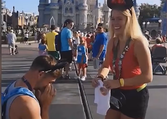 Joven pide matrimonio a su novia en Disney World; ella le cuenta secreto