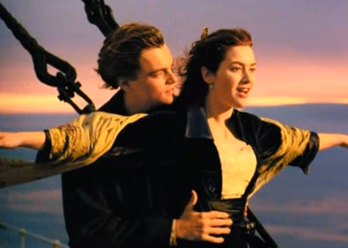 Pareja intenta recrear escena de Titanic y mueren ahogados antes de la boda