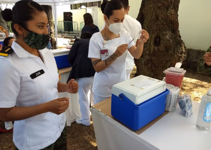 Inician aplicación de vacuna para personal médico y de enfermería que atiende COVID-19