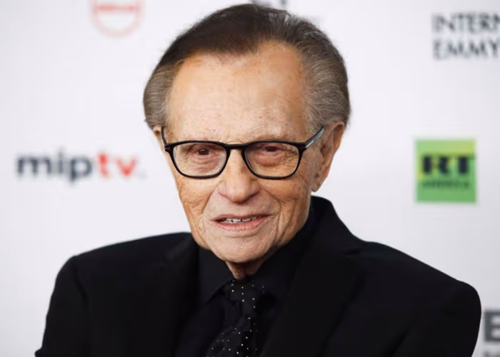 Larry King continúa hospitalizado por Covid-19