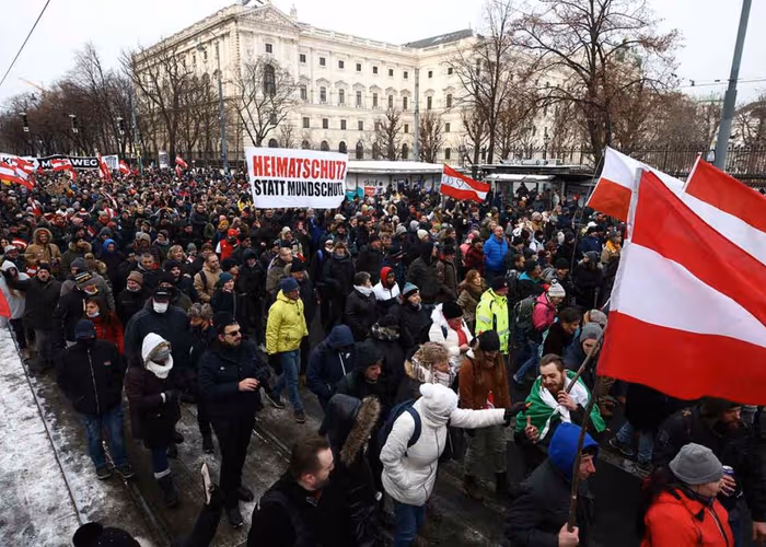 Miles protestan en Austria en marcha anticovid