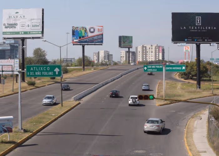 Algunas zonas de la ciudad han sido saturadas de espectaculares, lo que genera contaminación visual y pérdida de la identidad urbana.
