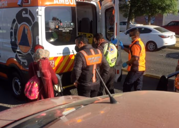 Muere mujer de 50 años por presunto paro cardíaco en la vía pública