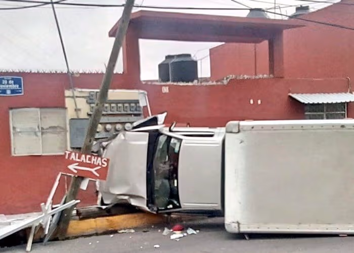 Conductor arrolla a adulto mayor que esperaba su vacuna en la 25 Zona Militar