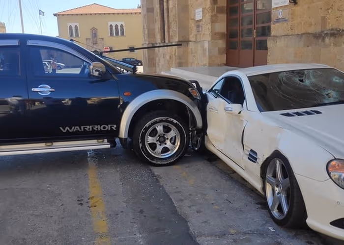 Policía destroza con un mazo auto de lujo de su jefe en Grecia