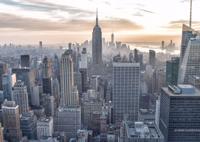 El gobierno de Nueva York regalaría hasta 5 millones de dólares por vacunarse contra COVID-19