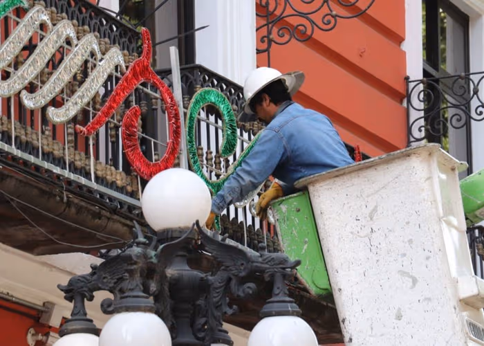 ¡Puebla se viste de colores! Ayuntamiento de Puebla instalará 1,700 adornos luminosos con motivos del mes patrio