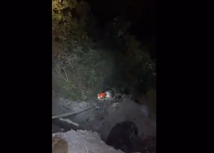 Conductor se va al fondo de una barranca
