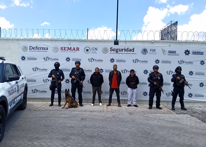 Detienen a tres presuntos asaltantes de negocios