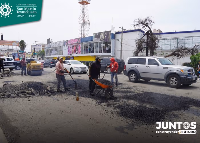 Gobierno municipal realiza bacheo en diferentes vialidades de San Martín Texmelucan