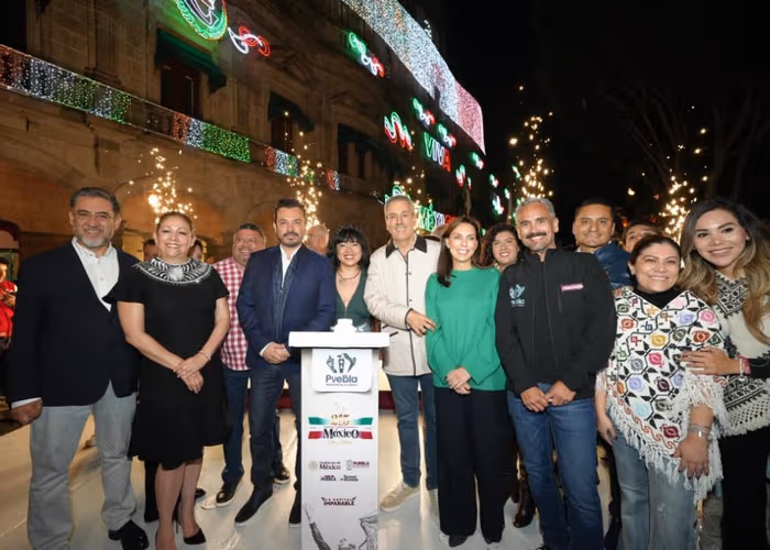 El Ayuntamiento de Puebla iluminó el primer cuadro de la ciudad por las Fiestas Patrias 2025
