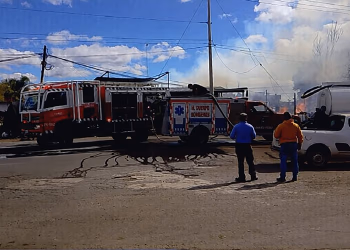 Sofocó Bomberos de Texmelucan incendio en bodega que almacenaba madera