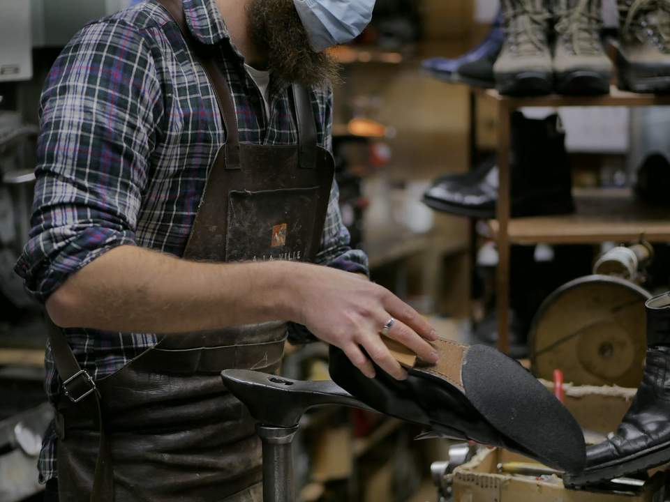 Atelier de cordonnerie avec suivi des réparations et travail sur chaussures
