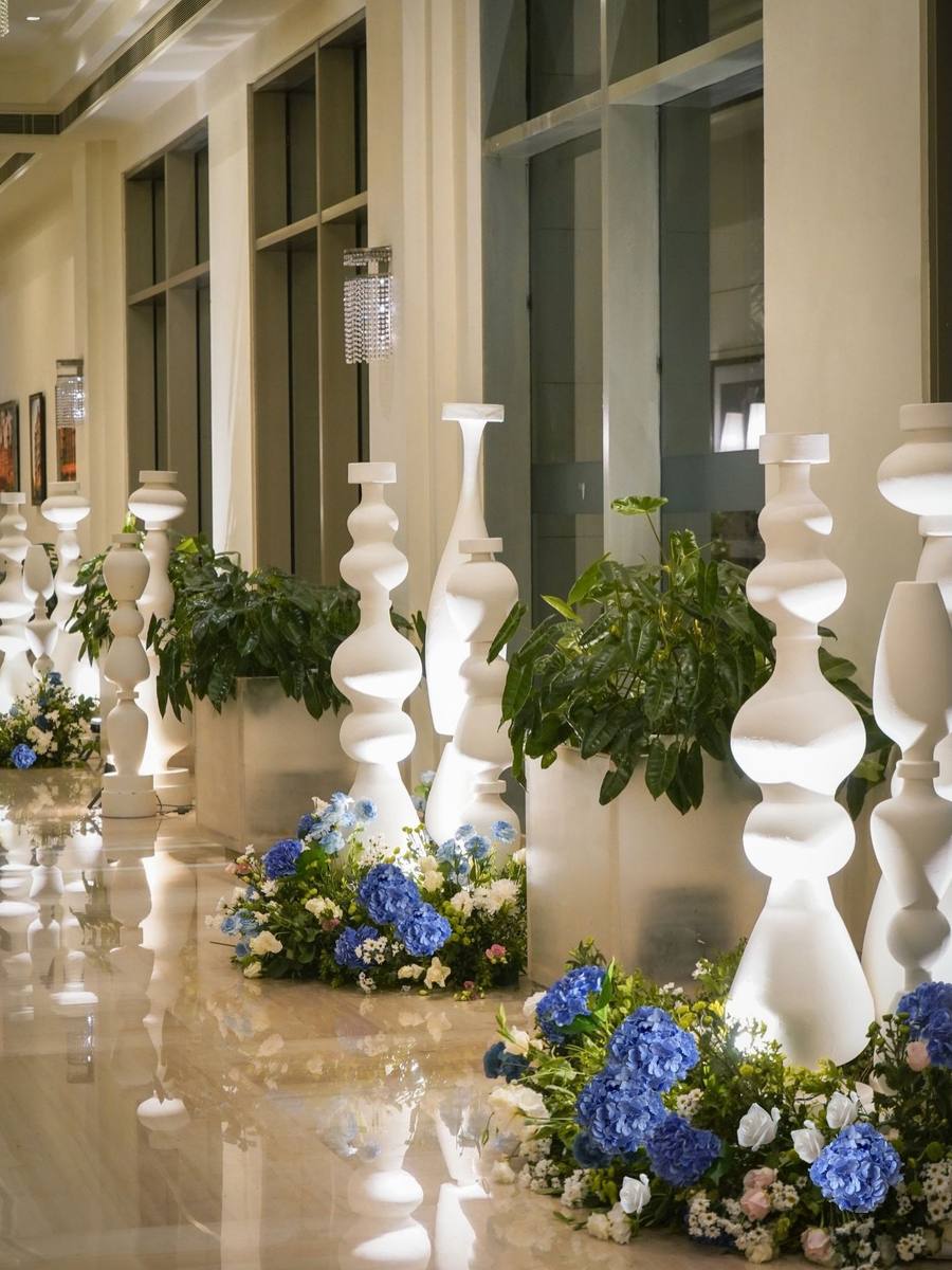 Dimple & Aakash: arrival / lobby décor at ITC Gardenia Bengaluru