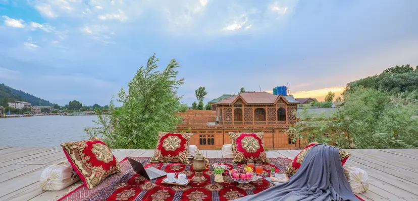 Prince of Kashmir ~ Shareen Suite, villas in Srinagar
