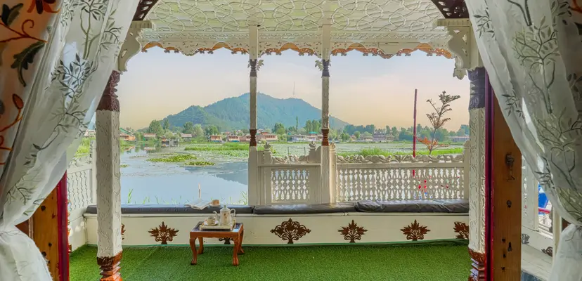 Kingori Houseboat, villas in Srinagar
