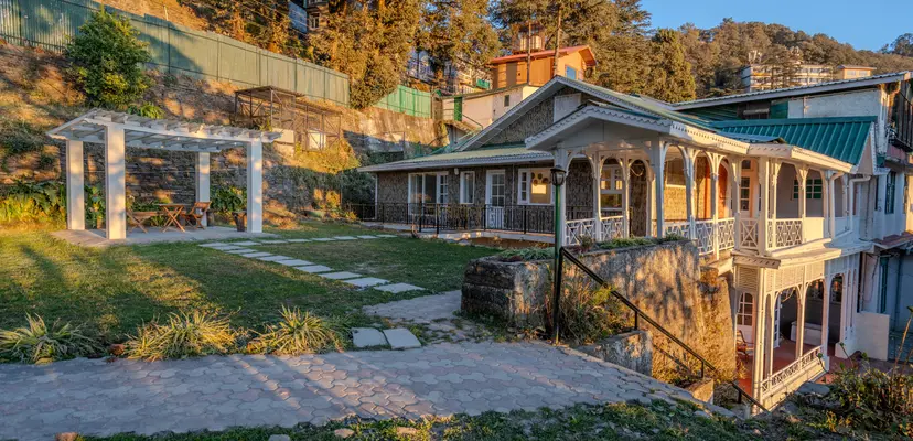 MulberryVilla ~ Patio, villas in Shimla