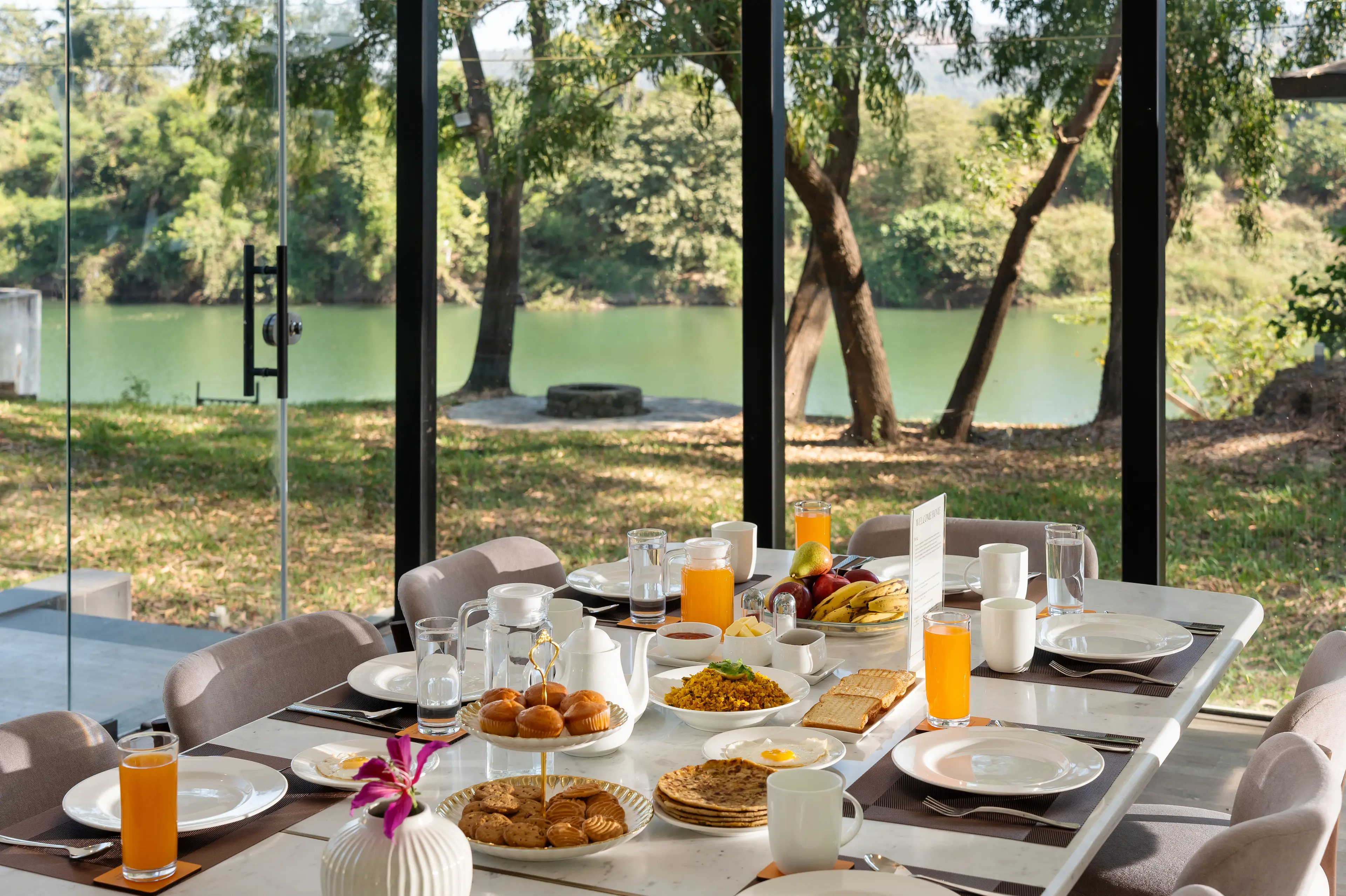 Alfresco Dining by the Glass-Wrapped Dining Room