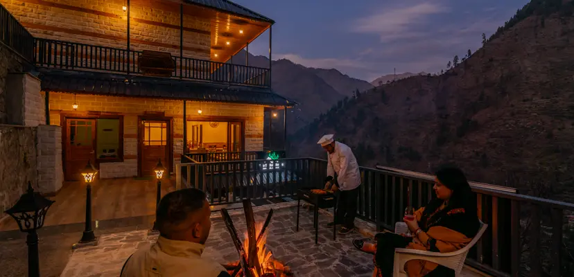 The Tirthan House ~ Balcony View, villas in Tirthan Valley 