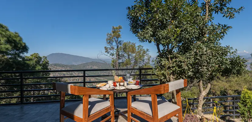 The Unwind Chalet: Bloom Suite, villas in Mukteshwar