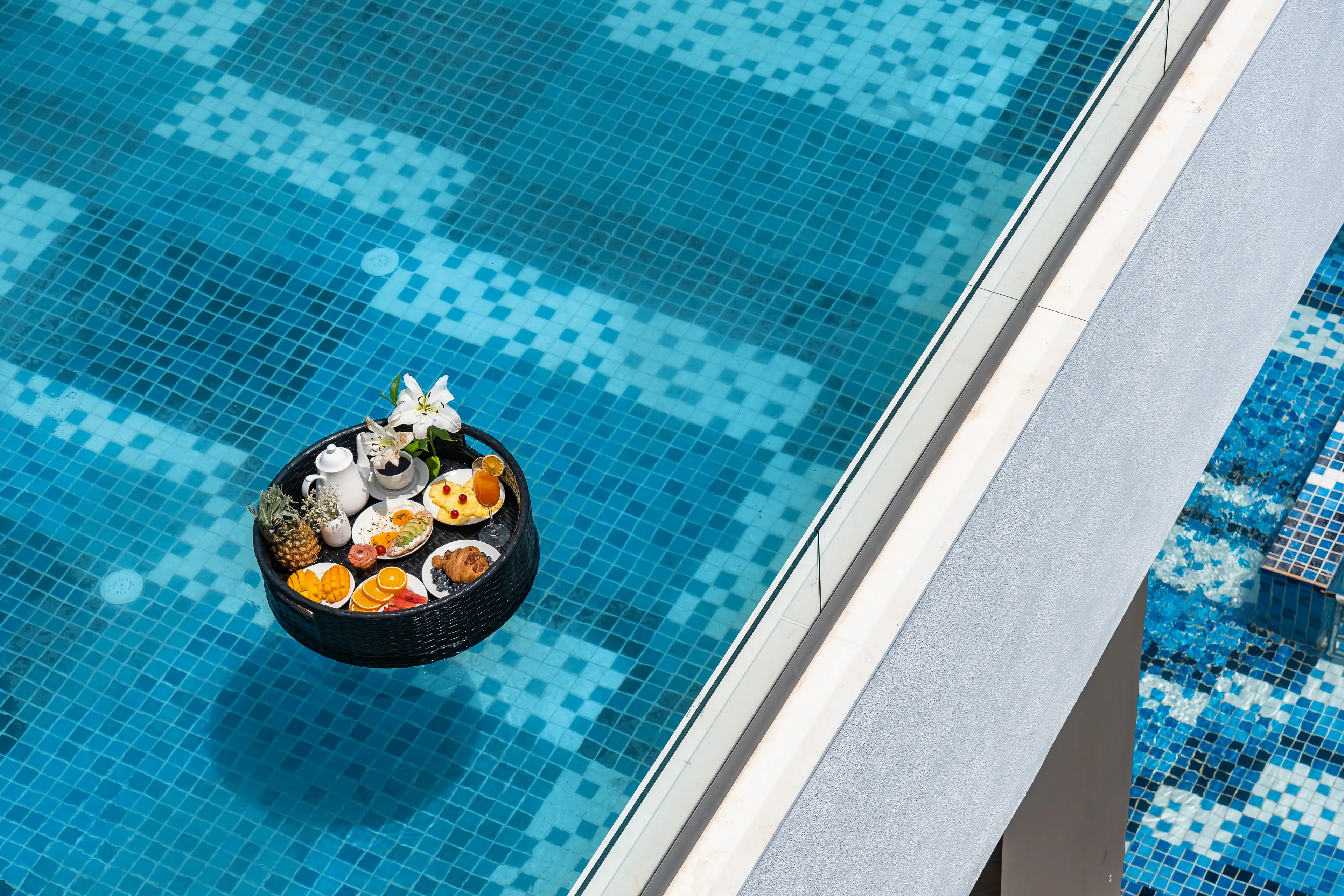 Floating breakfast 