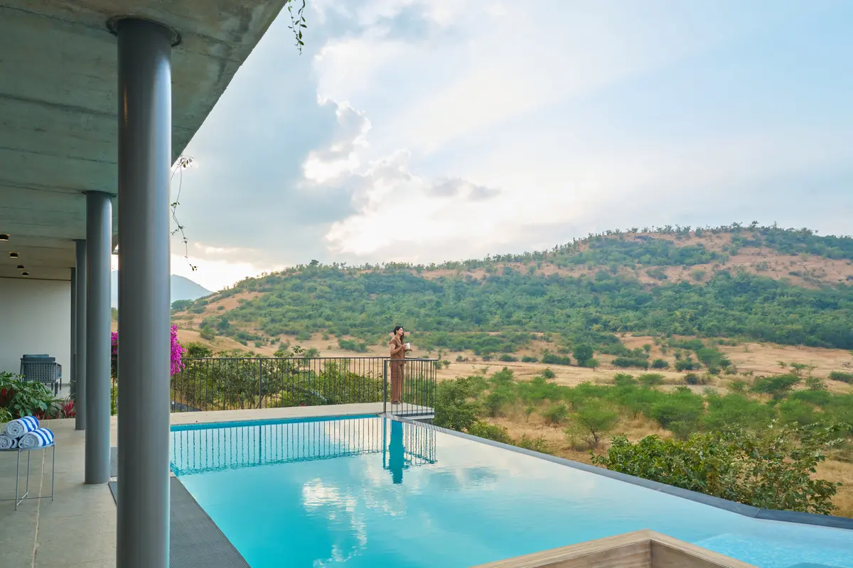 Dive into the infinity pool, while Nashik’s beauty makes you feel so cool!