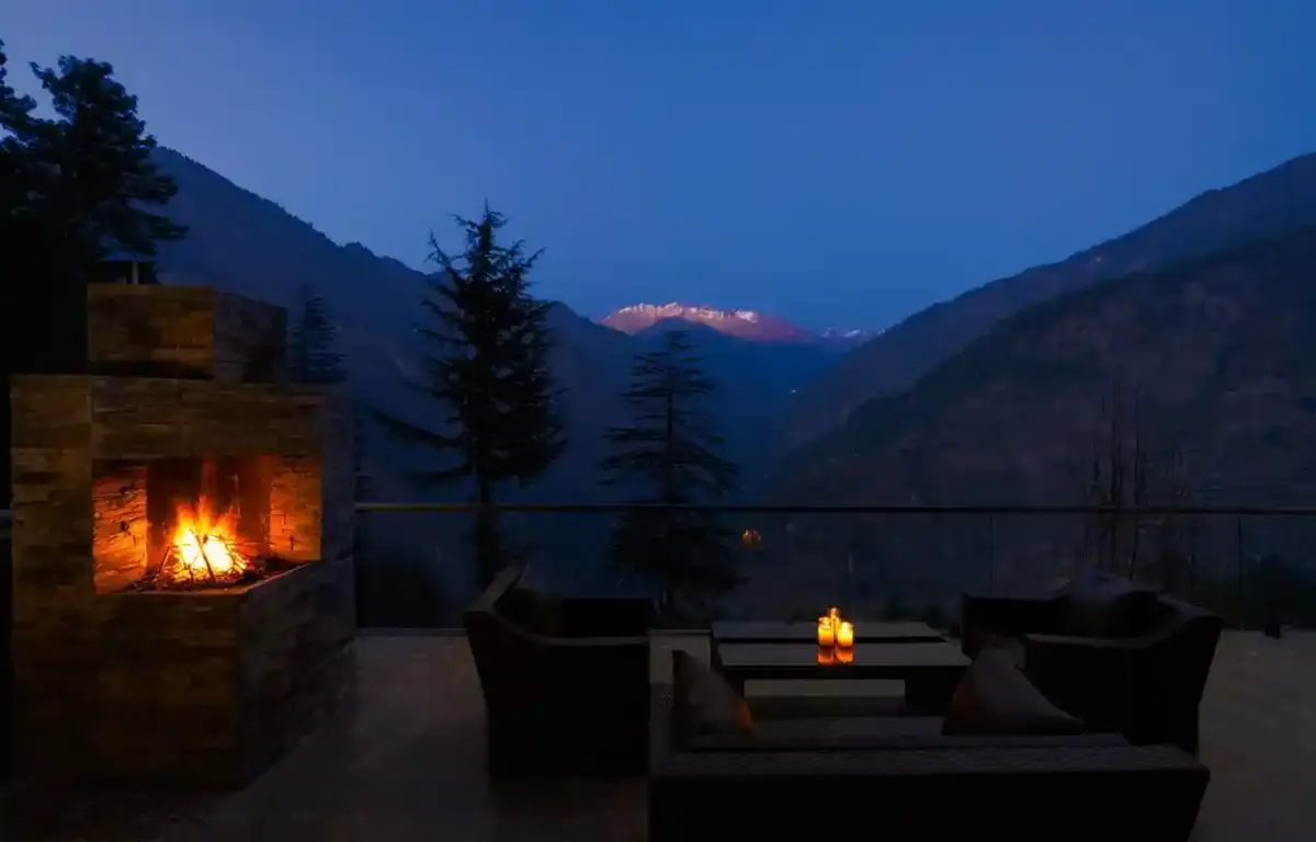 Gather arounf a bonfire with a sizzling BBQ for a perfect evening.